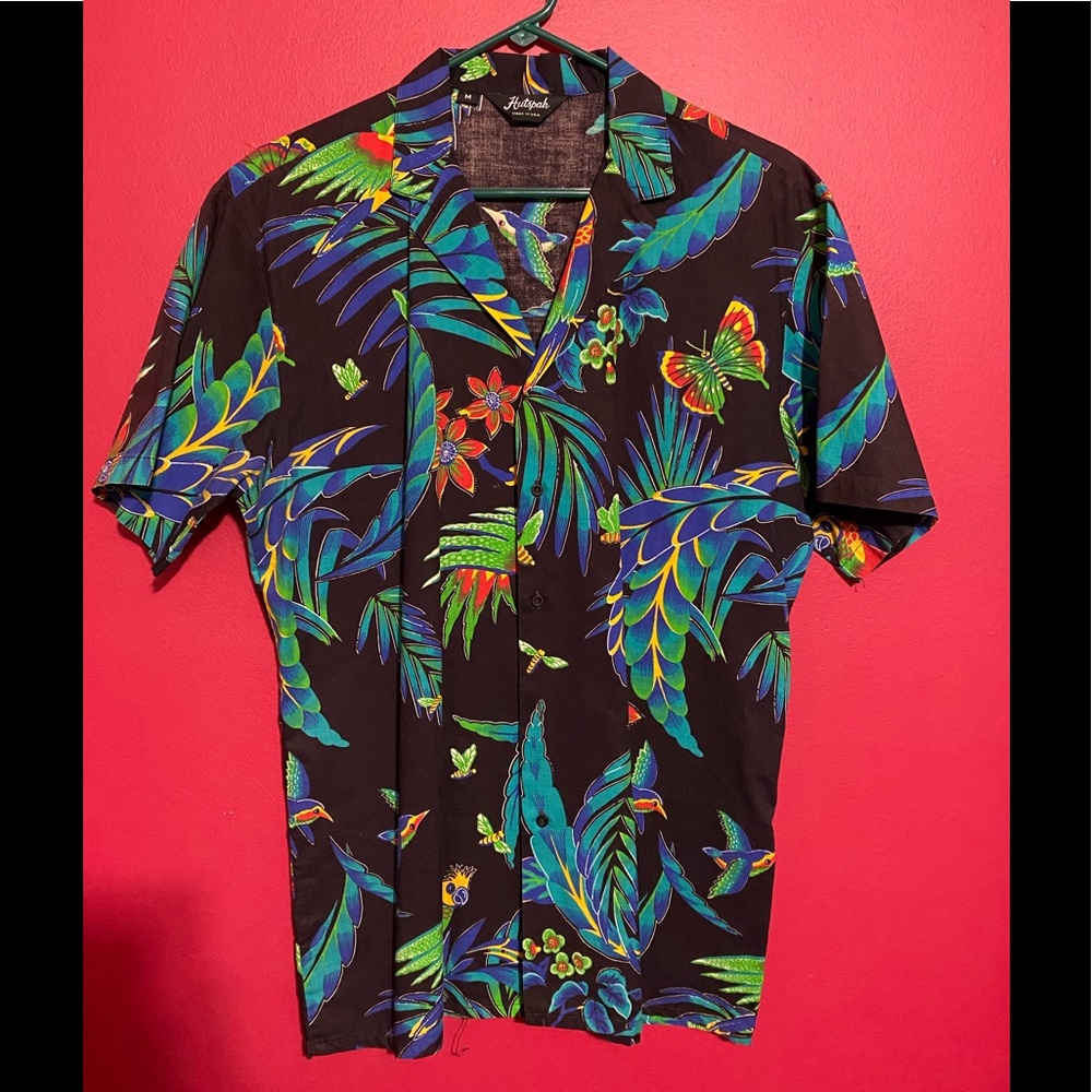 Tropical button up! Relaxed fit. Size: M.